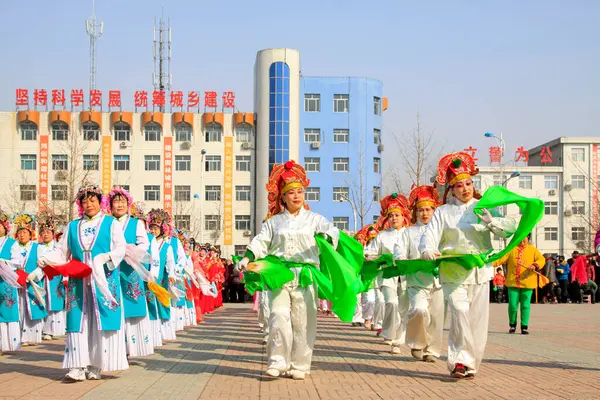 LUANNAN COUNTY - 2 Mart 2015 'te geleneksel Çin usulü Yanko dans gösterileri meydanda, Luannan County, Hebei, Chin