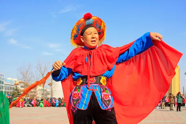 LUANNAN COUNTY - 4 Mart 2015 'te geleneksel Çin usulü Yanko dans gösterileri meydanda, Luannan County, Hebei, Chin