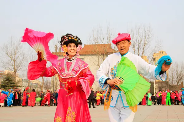 LUANNAN COUNTY - 6 Mart 2015 'te geleneksel Çin usulü Yanko dans gösterileri meydanda, Luannan County, Hebei, Chin