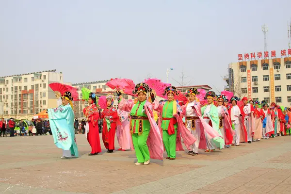 LUANNAN COUNTY - 7 Mart: geleneksel Çin tarzı Yanko dans gösterileri 7 Mart 2015 tarihinde, Luannan County, Hebei Eyaleti, Chin