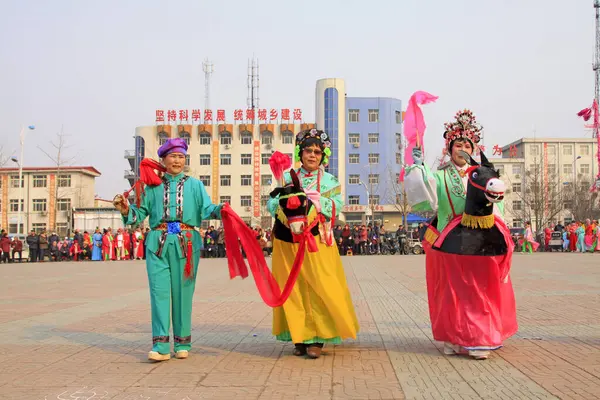 LUANNAN COUNTY - 7 Mart: geleneksel Çin tarzı Yanko dans gösterileri 7 Mart 2015 tarihinde, Luannan County, Hebei Eyaleti, Chin