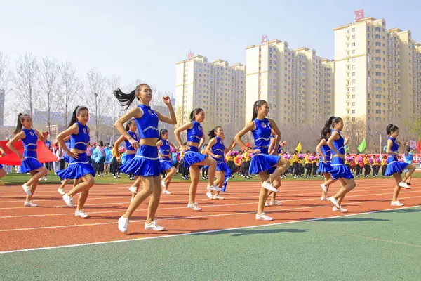 LUANNAN COUNTY - 14 Nisan 2015, Luannan County, Hebei Eyaleti, Chin, Çin atletizm toplantısında grup jimnastik performansı