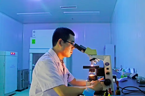 Luannan - 29 Haziran 2015 'te Çin' in Hebei eyaletindeki Luannan ilçesinde patoloji bölümünü inceleyecek olan doktor.