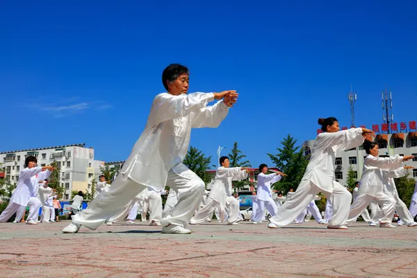 Tangshan - 8 Ağustos 2016, Çin Kungfu-Tai Chi tatbikatı, Tangshan şehri, Çin