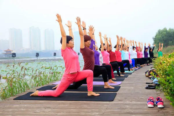 Tangshan City - 4 Eylül 2016 'da parkta yoga egzersizi yapan kadınlar, Tangshan City, Çin.