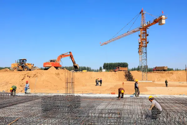 Luannan County - 28 Eylül 2016 'da inşaat işçileri ve kule vinci, 28 Eylül 2016' da, Luannan County, Hebei, Çin