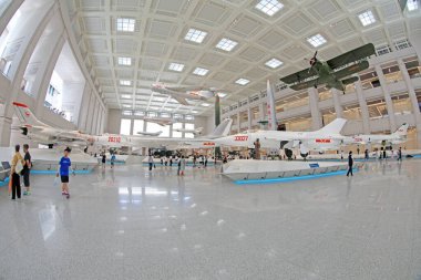 Pekin - 28 Haziran 2019: Sergi salonunda savaşçılar ve füzeler, Çin Halk Devrimci Askeri Müzesi, Pekin, Çin