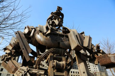 TANGSHAN - 2 Ocak 2014 'te, Çin' in Hebei eyaletindeki Tangshan kentinde, Kailuan Ulusal Maden Parkı 'nda madenciler metal heykel resmi yaptılar.. 