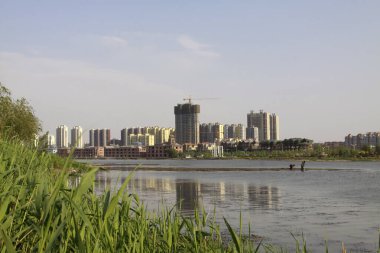 Nehir ve çevresindeki binalar, fotoğrafa yakın çekim.