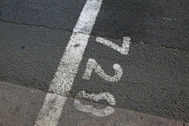 Yoldaki beyaz sayılar ve çizgiler, fotoğrafa yakın çekim