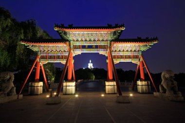 23 Mayıs 2014 'te Pekin, Çin' de Pekin Parkı 'nda beyaz pagoda mimarisi ve anıt gece sahnesi