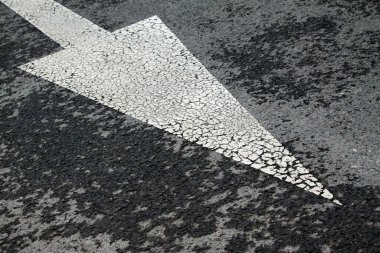 Asfalt yolda beyaz ok sembolü, fotoğrafa yakın çekim