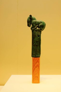 ÇİN - UYARI STATES PERIOD (MÖ 403-MÖ 221): Çin Ulusal Müzesi, Pekin, Çin 'de koleksiyon, Çömelen At Şeklinde Bronz Süs, Savaşan Devletler Dönemi (MÖ 403-221). 
