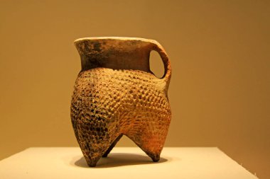 ÇİN - KESHENGZHUANG KULUTURE (MÖ 2500-2000): Pottery Li (aşçı gemisi), Keshengzhuang Culture (MÖ 2500-2000), Çin Ulusal Müzesi, Pekin, Çin. 