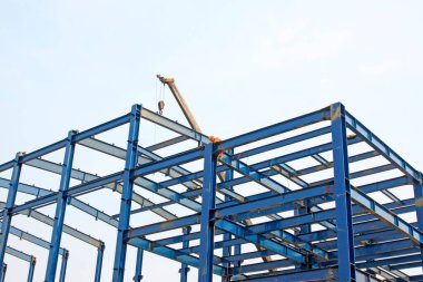 LUANNAN COUNTY - 16 Ağustos - 16 Ağustos 2014 tarihinde, Luannan County, Hebei Eyaleti, Çin 'de bir fabrikaya çelik iskelet döşeyen işçiler