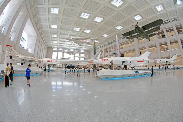 Pekin - 28 Haziran 2019: Sergi salonunda savaşçılar ve füzeler, Çin Halk Devrimci Askeri Müzesi, Pekin, Çin