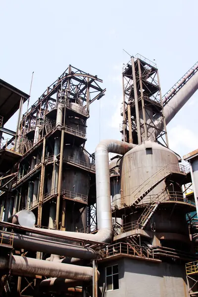 Bir fabrikada demir ve çelik ekipman ve boru hattı.