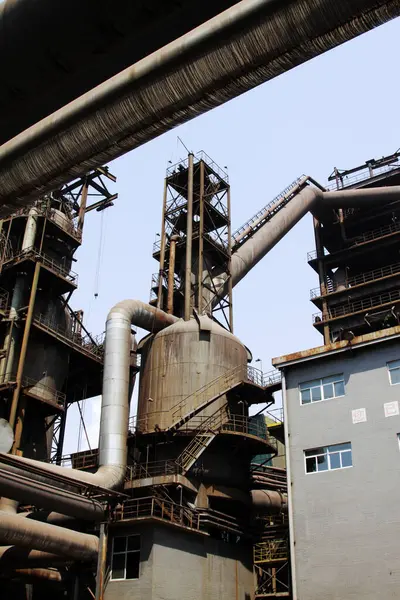 Bir fabrikada mekanik ekipman ve boru hattı. 