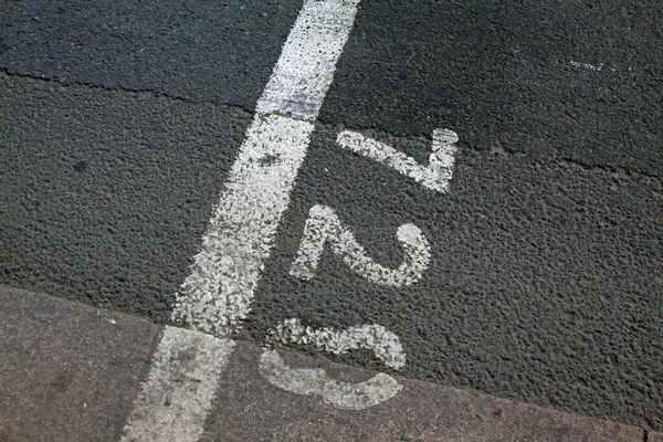 Yoldaki beyaz sayılar ve çizgiler, fotoğrafa yakın çekim