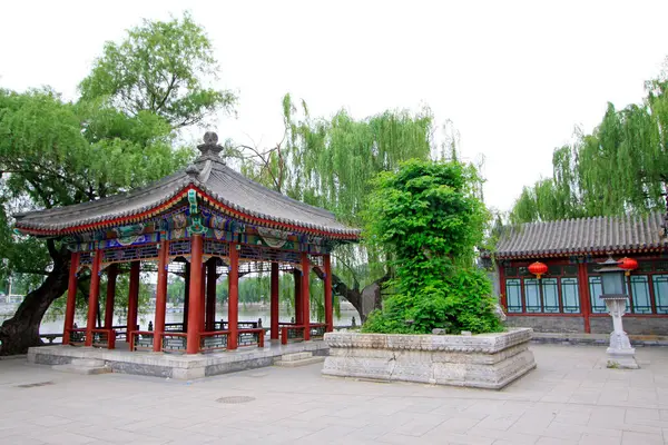 BEIJING - 23 Mayıs: Pekin, Çin 'de 23 Mayıs 2014 tarihinde Pekin Parkı' ndaki pavyon mimari manzarası