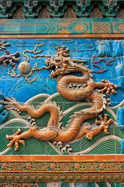 23 Mayıs 2014 'te Pekin, Çin' deki Beihai Parkı 'nda 9 Ejder Duvarı (Jiulongbi) kuruldu.