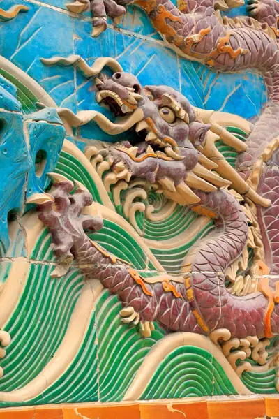 23 Mayıs 2014 'te Pekin, Çin' deki Beihai Parkı 'nda 9 Ejder Duvarı (Jiulongbi) kuruldu.