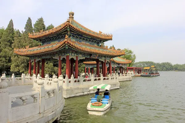 23 Mayıs 2014 'te Pekin, Çin' de Pekin Parkı 'nda pavyon inşaatı.