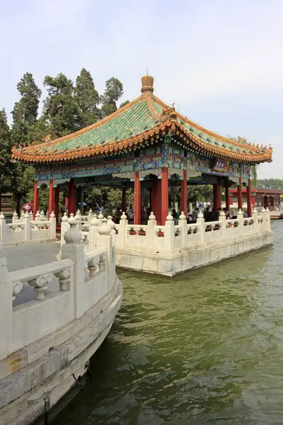 23 Mayıs 2014 'te Pekin, Çin' de Pekin Parkı 'nda pavyon inşaatı.