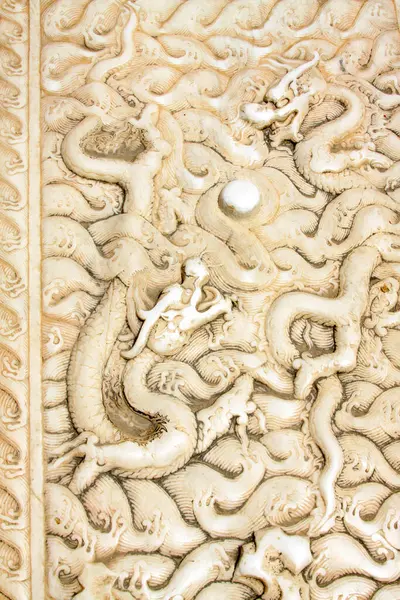 Beyaz mermer ejderha oymacılığı Beihai Parkı 'nda işe yarıyor. 