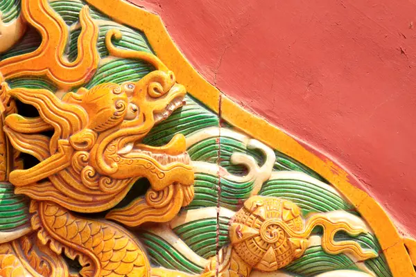 23 Mayıs 2014 'te Pekin, Çin' de Pekin Parkı 'nda cam kaplama ejder şekilli yapboz.