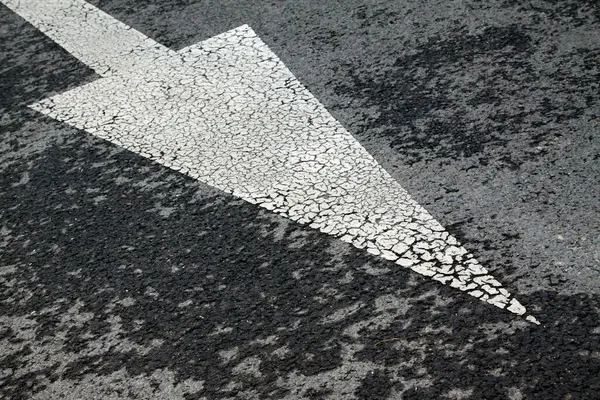 Asfalt yolda beyaz ok sembolü, fotoğrafa yakın çekim