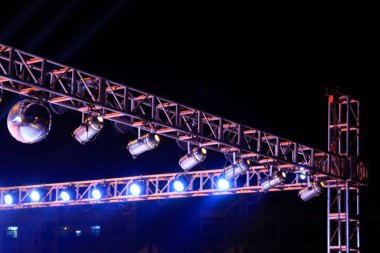 Karanlıkta metal çerçevede sahne ışığı 