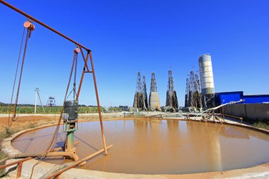 LUANNAN COUNTY - 13 Ekim: MaCheng demir madeninde sondaj sondajı ve sarı su, 13 Ekim 2014, Luannan County, Hebei Eyaleti, Çin