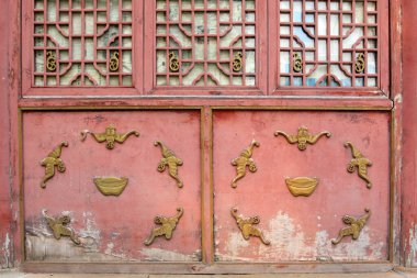 Ahşap kafes pencerelerinde yarasa tasarımı, fotoğrafın yakın çekimi