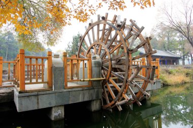 CHENGDE CITY - 20 Ekim: Chengde Dağı tatil beldesinde geleneksel Çin tarzı su çarkı, 20 Ekim 2014, Chengde City, Hebei Eyaleti, Çin