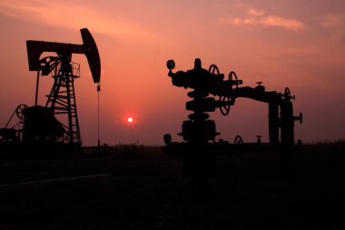 Çin 'de bir petrol sahasında dengeli kiriş pompalama ünitesi