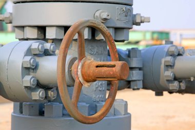 Petrol makineleri ekipman boruları ve vanalar, phot 'a yakın çekim