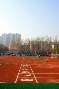 LUANNAN COUNTY - 14 Nisan: Ortaokulda kırmızı plastik çocuk parkı, 14 Nisan 2015, Luannan County, Hebei Eyaleti, Chin