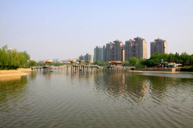 Şehirdeki su parkı manzarası, fotoğrafa yakın çekim.