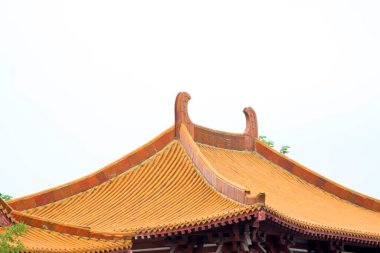 Geleneksel Çin mimari tarzı sarı kaplama kiremit çatı, yakın çekim