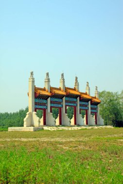 Zunhua şehri - 23 Mayıs: Qing Hanedanlığı 'nın Doğu Kraliyet Mezarları' nda ejderha ve anka kapılı peyzaj mimarisi, 23 Mayıs 2015, Zunhua şehri, hebei bölgesi, Çin.