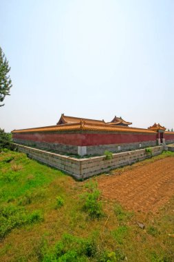 Qing Hanedanlığı 'nın Doğu Kraliyet Mezarlığı' ndaki Çin antik mimari manzarası.