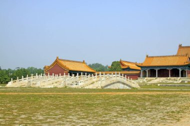 Beyaz mermer taş köprü ve jöleli kiremit çatı, fotoğrafa yakın çekim.