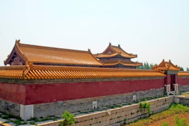 Qing Hanedanlığı 'nın Doğu Kraliyet Mezarlığı' ndaki Çin antik mimari manzarası.