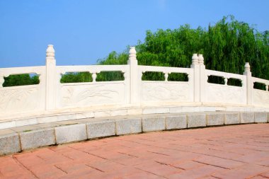 beyaz mermer taş köprü