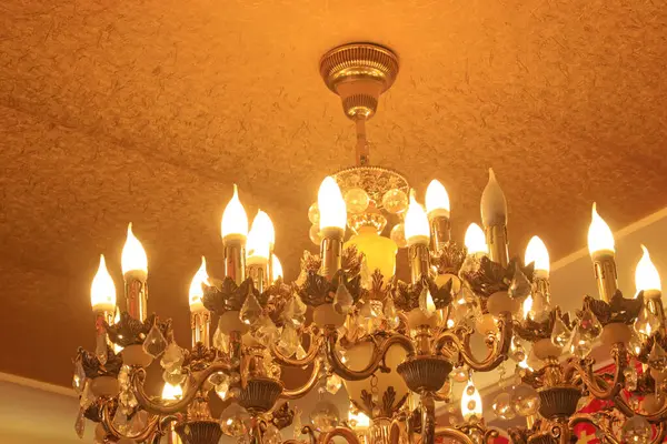 Bir otelde cam avize.