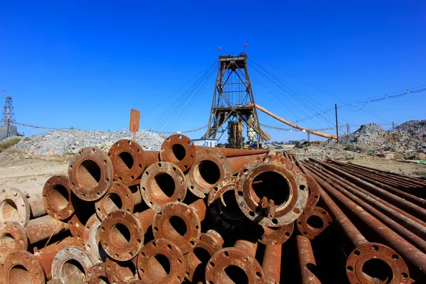 LUANNAN COUNTY - 13 Ekim: MaCheng demir madeninde sondaj ve çelik boru, 13 Ekim 2014, Luannan County, Hebei Eyaleti, Çin