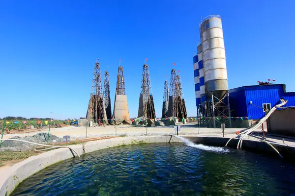 LUANNAN COUNTY - 13 Ekim: MaCheng demir madeninde sondaj sondajı ve havuzlar, 13 Ekim 2014, Luannan County, Hebei Eyaleti, Çin