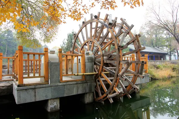 CHENGDE CITY - 20 Ekim: Chengde Dağı tatil beldesinde geleneksel Çin tarzı su çarkı, 20 Ekim 2014, Chengde City, Hebei Eyaleti, Çin