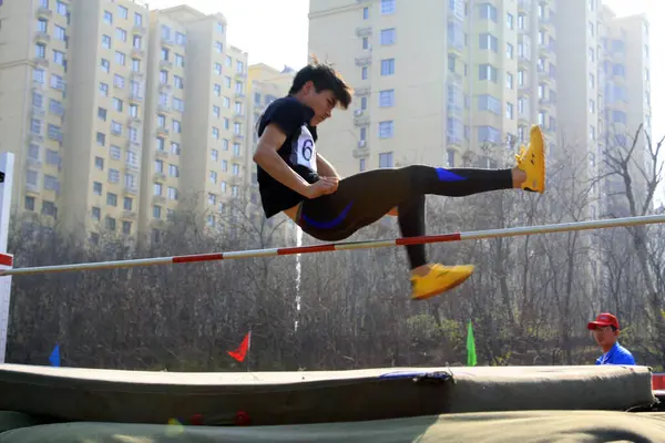 14 Nisan 2015 'te Luannan County, Hebei Eyaleti, Chin' deki spor karşılaşmasında yüksek atlama yapan sporcular.